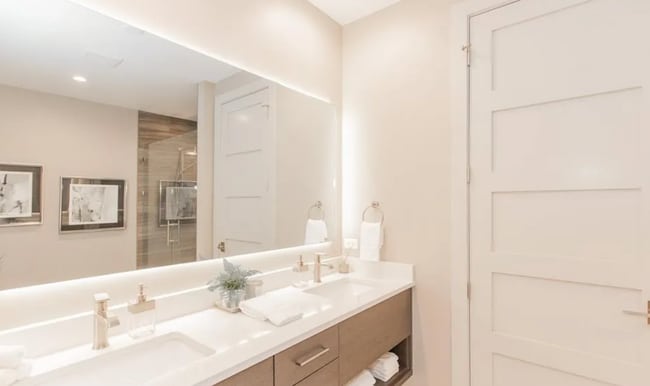 Building Photo - 1 bedroom condo, located steps from all of...