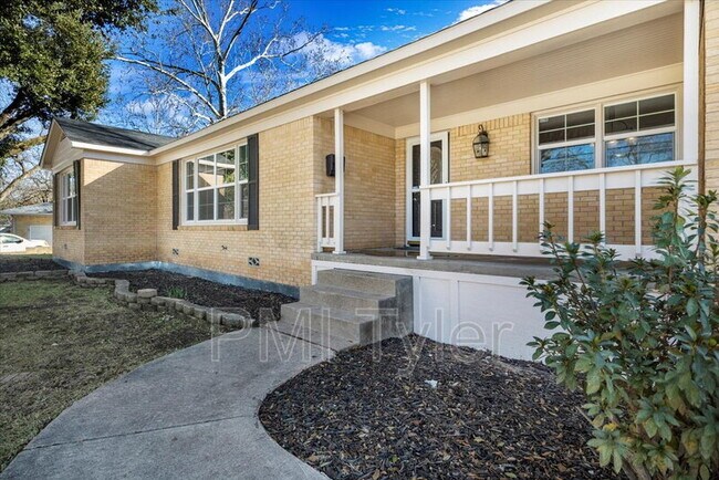 Building Photo - 805 Wilma St