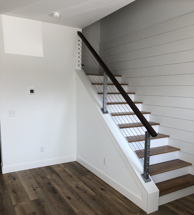 Building Photo - Contemporary 2BD 2.5 BA  3 Story Townhome with a View!