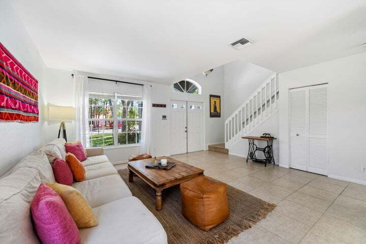 Building Photo - 1527 S Club Dr
