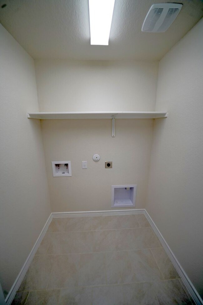 Building Photo - Newly Built Home in Red River Ranch Neighborhood of Cibolo, TX Realtor Commission: $500