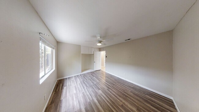 Building Photo - 5BD/2BA, Easy Walk to Campus!! (Lease out,...