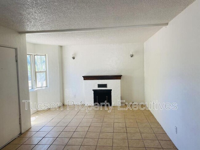 Building Photo - 443 E Delano St