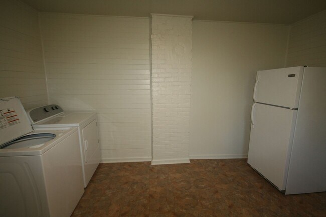 Building Photo - 1019 Sedgefield St