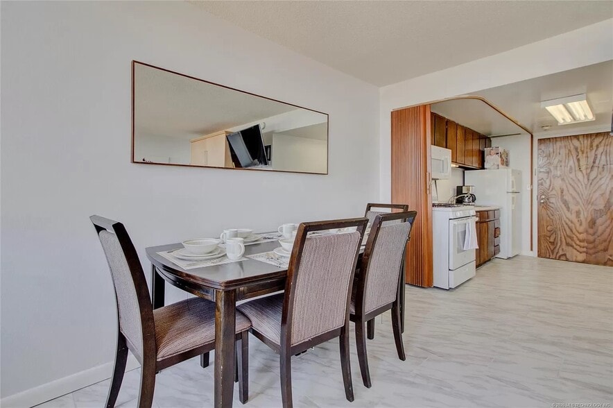 Building Photo - 410 W 7th St #1521