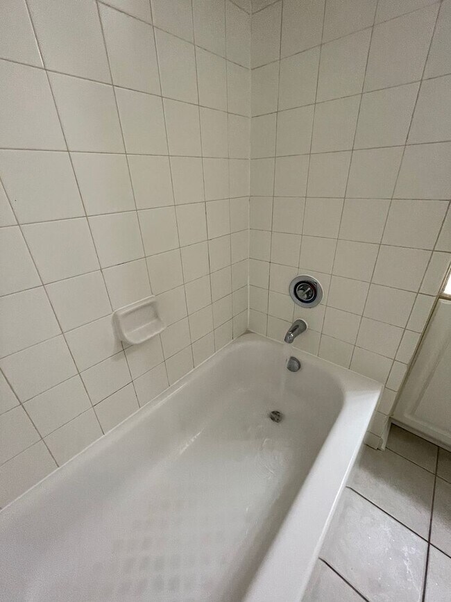 Building Photo - 15-1512 Dukes