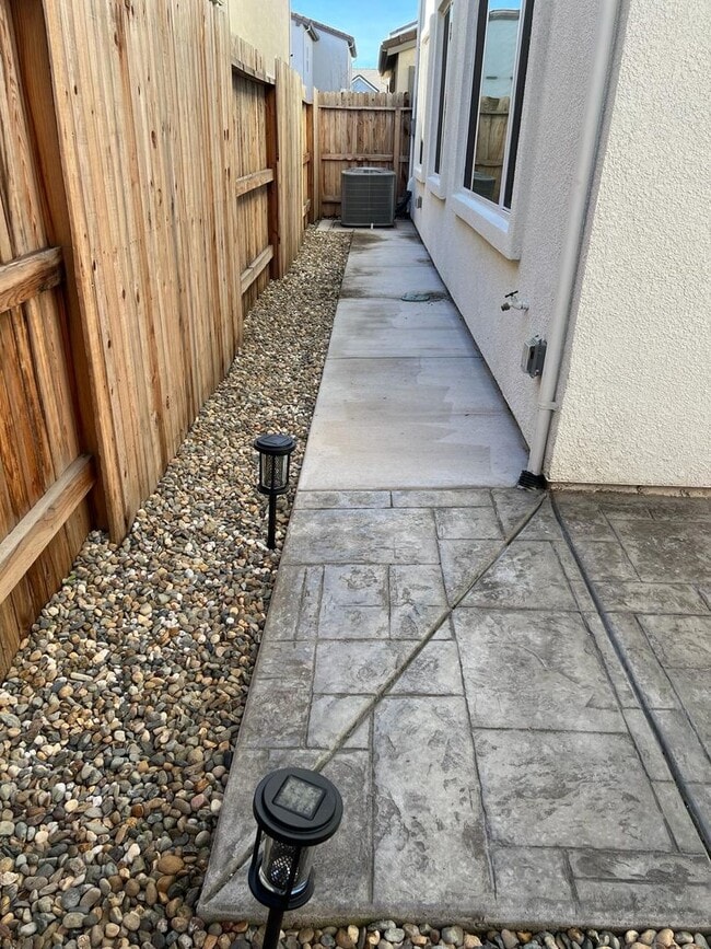 Building Photo - BEAUTIFUL SOLAR  2 STORY HOME IN NATOMS! 4...