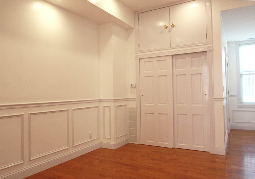 Building Photo - 140 S 11th St