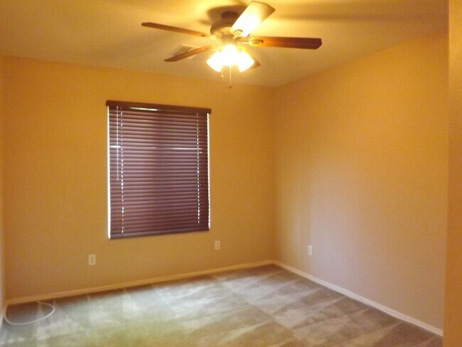 Building Photo - 2201 E Yuma Ave