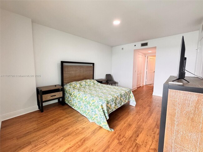 Building Photo - 2681 N Flamingo Rd