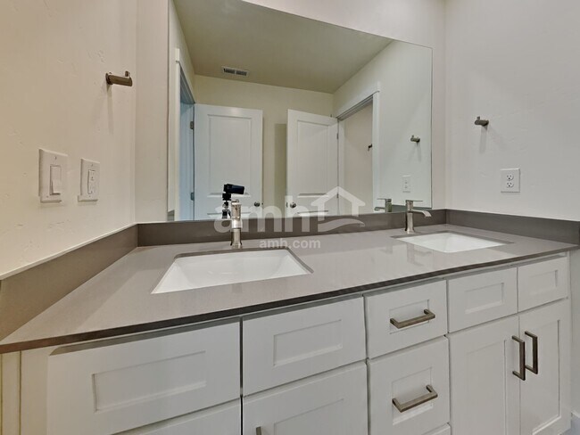 Building Photo - 1421 Alderleaf Ave