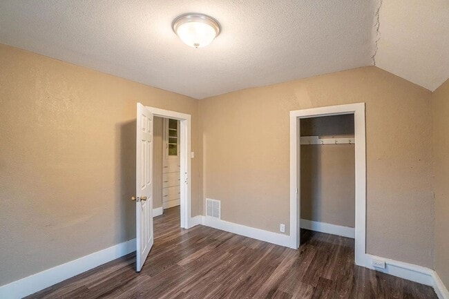 Building Photo - 4 Bedroom 1 Bath - Short term lease available contact for more information