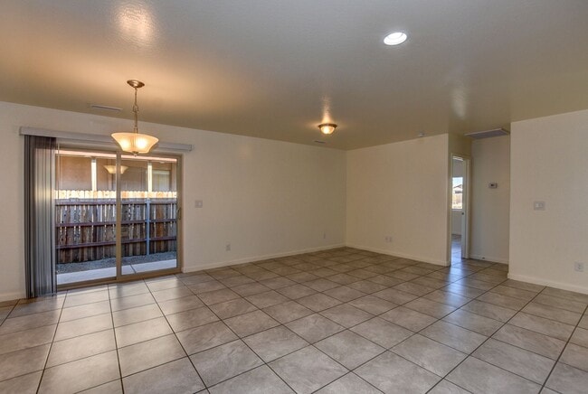 Building Photo - 3330 N Navajo Dr