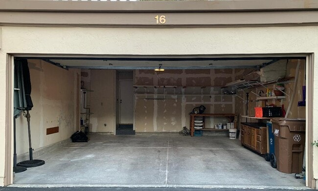 Building Photo - 16 Fairway Pl