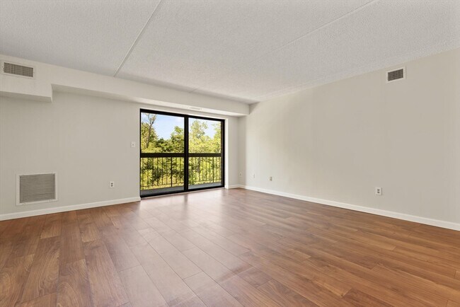 Building Photo - 289 Elm St