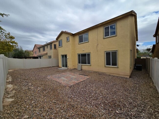 Building Photo - 4 BED, 2 1/2 BATH, 2 STORY HOME!!