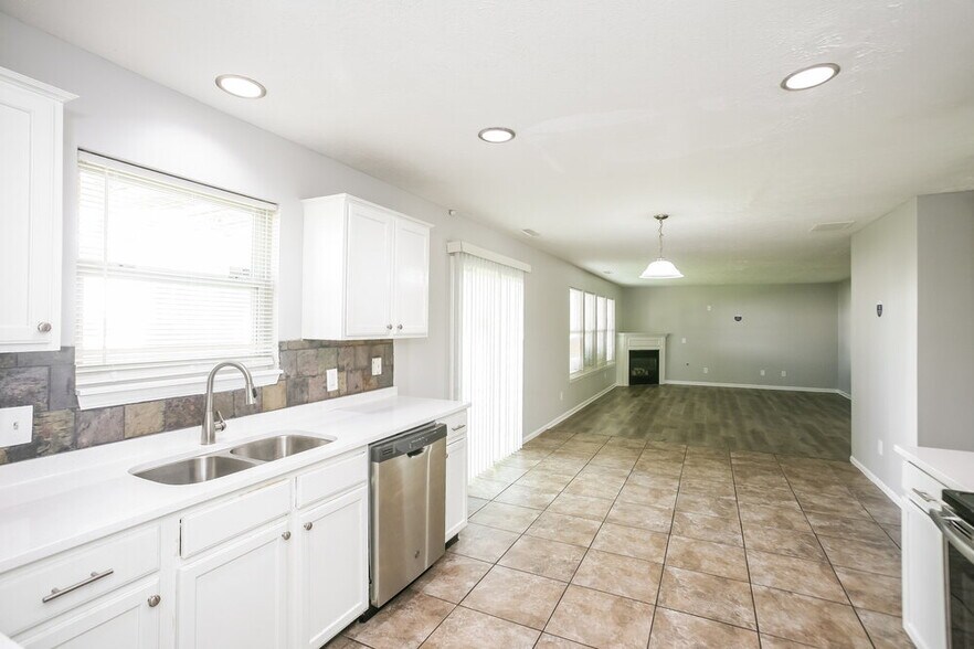 Building Photo - 1446 Hillcot Ln