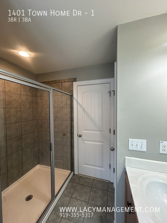Building Photo - 1401 Town Home Dr