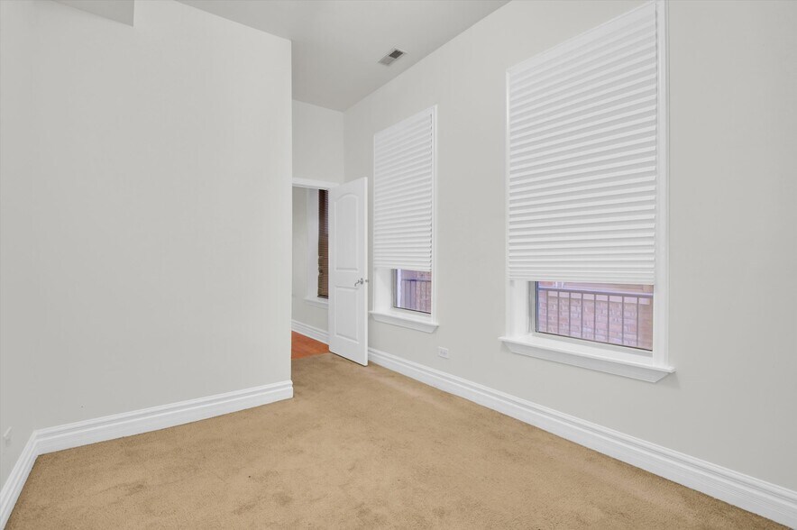 Building Photo - 4856 S Prairie Ave