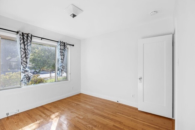 Building Photo - Spacious 4 BR 3 BA Home in Prime West L.A.