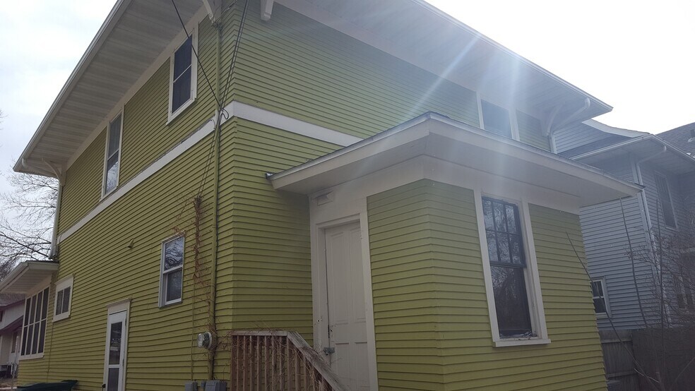 Rear view (storage space) - 1005 1st St SW
