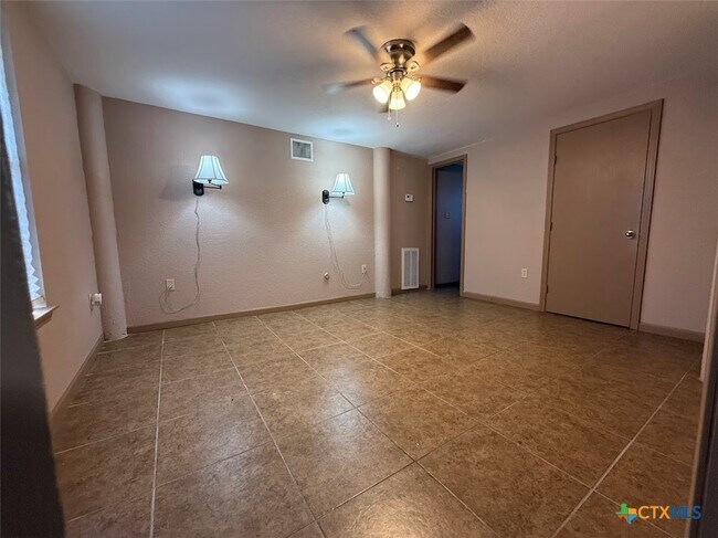 Building Photo - 261 Hidden Dr