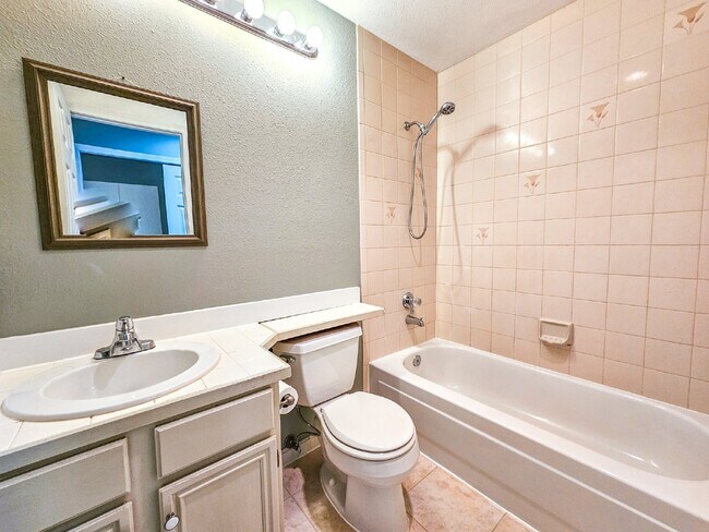 Building Photo - Coming Soon! Cozy top floor 2 Bed, 2 Bath ...