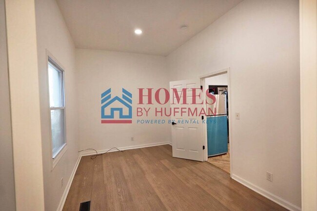 Building Photo - 910 Harriet St