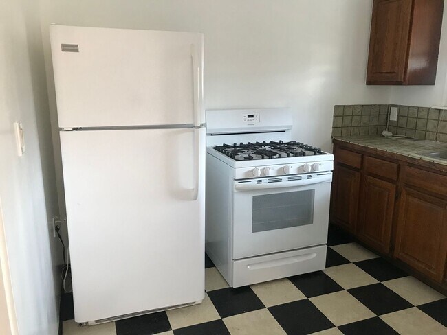 Building Photo - 1976 Hillhurst Ave