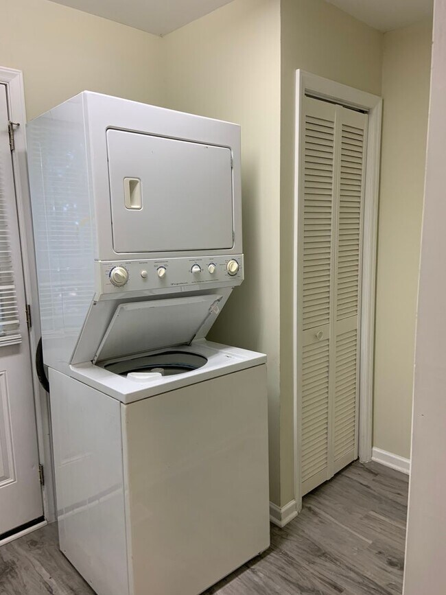 Building Photo - 3 BR between North Elm and North Church