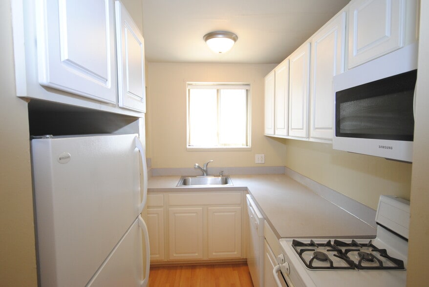 One-Bedroom Kitchen - 817 Arch St