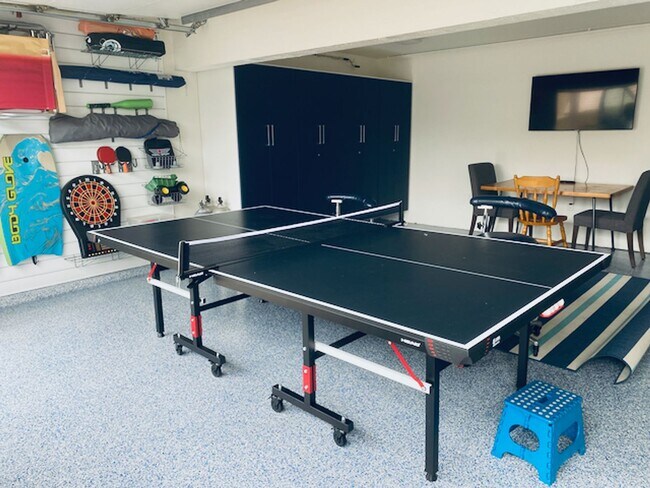 Building Photo - 3810 W Hemlock St