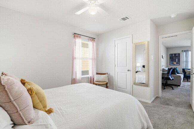 Building Photo - Move in Ready and FULLY FURNISHED 3 BD/2 BA located Far West San Antonio!