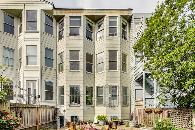 Building Photo - 528 Ashbury St