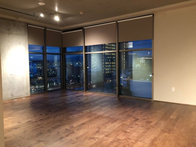 Building Photo - Gorgeous Juhl Loft unit for lease!!