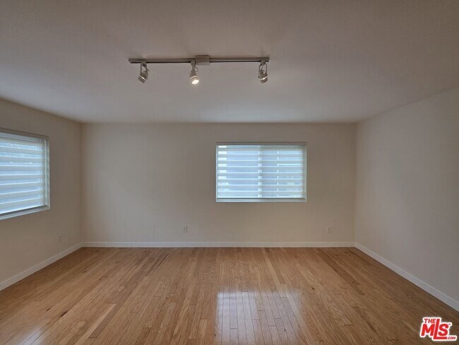 Building Photo - 1260 Vin Scully Ave