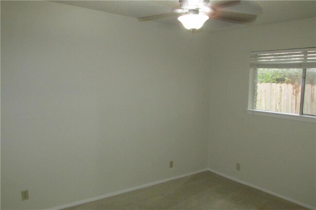 Building Photo - 404 Tanglewood Dr