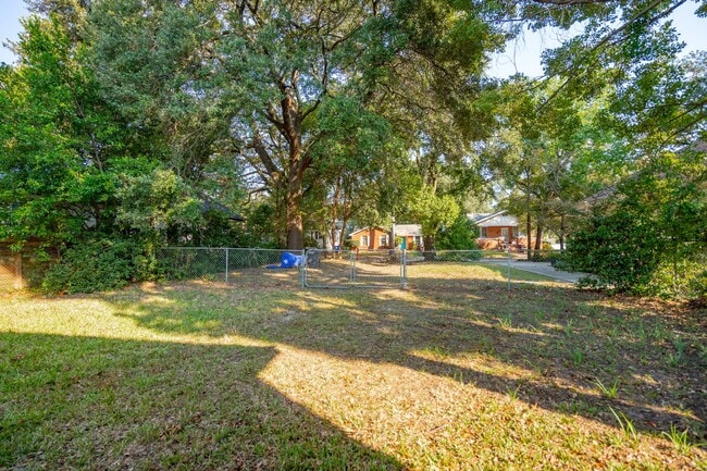 Building Photo - Quaint One BR Frog Rental - Steps from Park Circle with Private Yard!