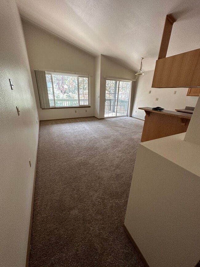 Building Photo - Townhouse Close to COCC! All New Carpet & ...