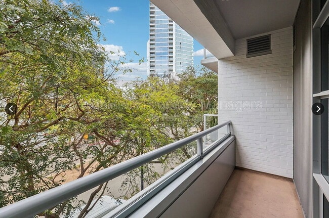 Building Photo - 206 Park Blvd