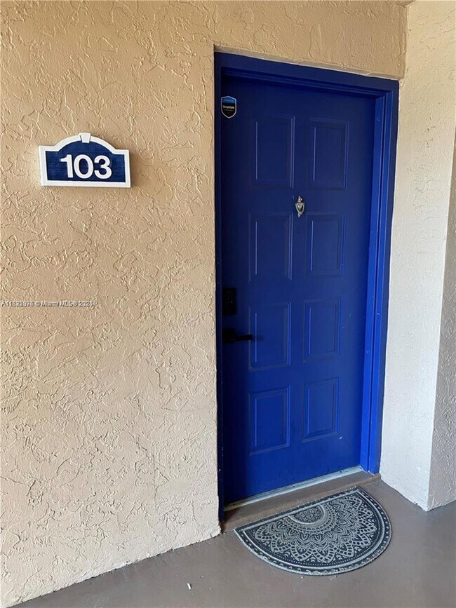 Building Photo - 10410 SW 157th Ct