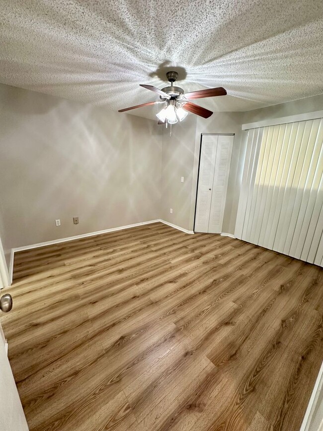 Building Photo - Gated 1 bedroom condo with washer and dryer