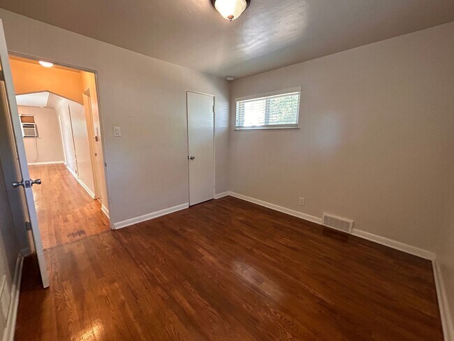 Building Photo - $0 DEPOSIT OPTION. CHARMING 2BED/1BATH DUPLEX NEAR SLOAN LAKE!!