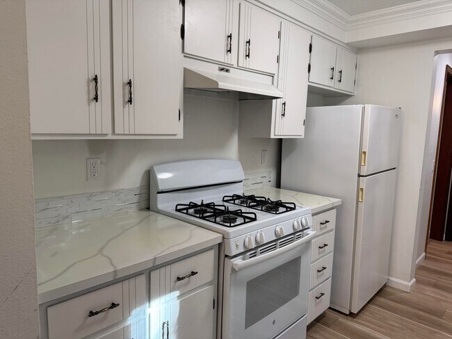 Building Photo - 3 bedroom 2 bathroom duplex in South Eugene!