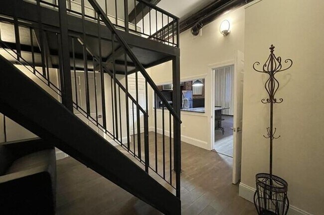 Building Photo - Gorgeous Garden Level 1-Bed with Laundry in Unit