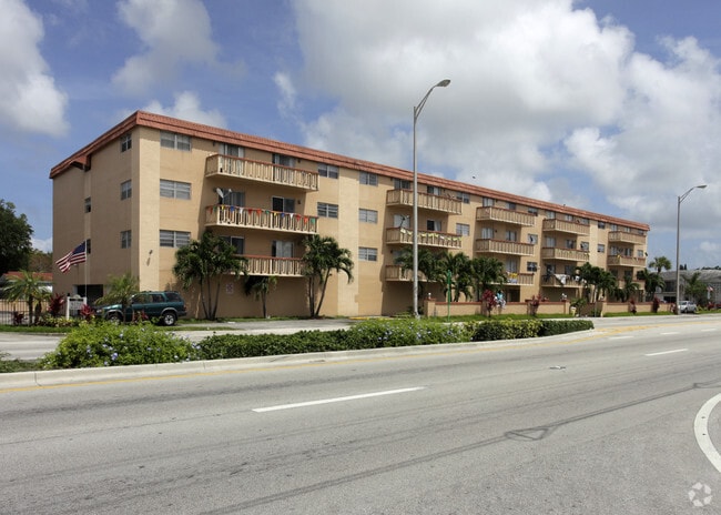 Primary Photo - Royal King Apartments