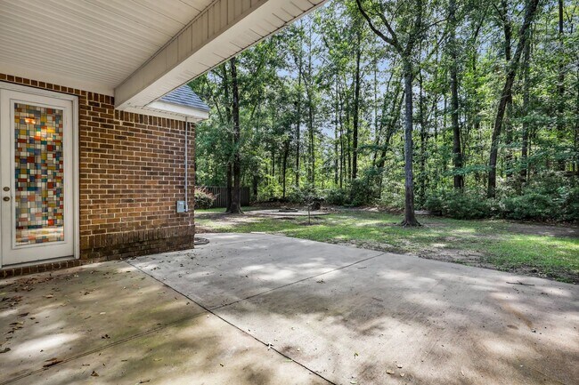 Building Photo - AVAILABLE LATE JULY 2025 (PET FRIENDLY)
