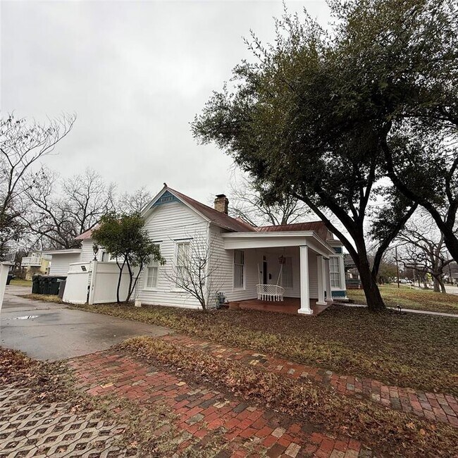 Building Photo - 1604 S Austin Ave