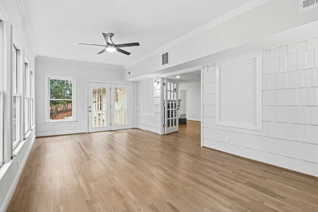 Building Photo - Spacious and Unique 5-Bedroom Home in Chapel Hill!