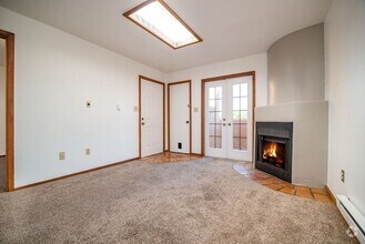 Building Photo - Sweet, Small Private Unit Available Now!